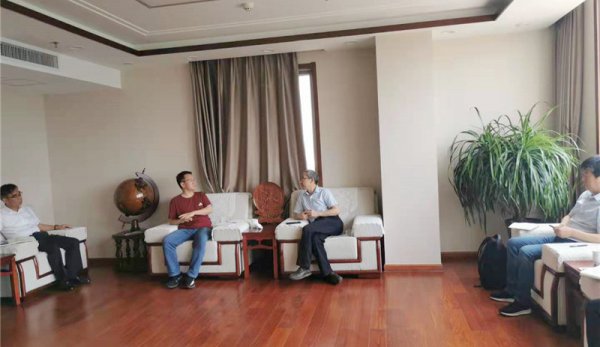 青島比特信息技術(shù)有限公司董事長(zhǎng)呂明來(lái)集團(tuán)洽談合作